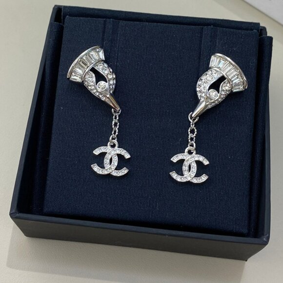 CHANEL Earrings - Picture 1 of 5